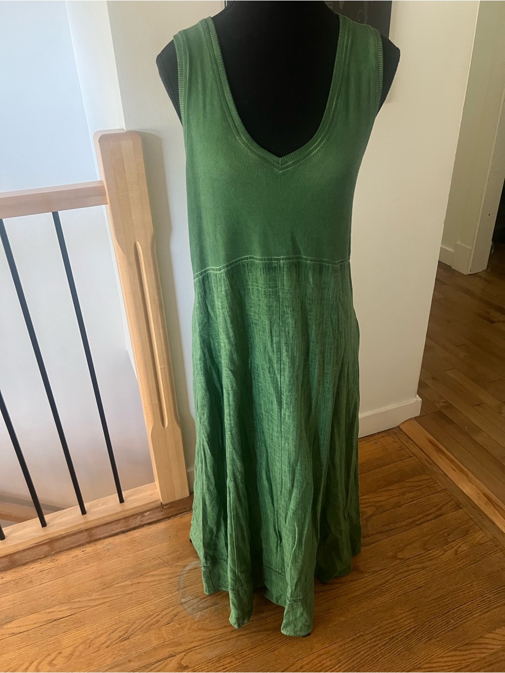 Sleeveless Melanie Lyne Green V-Neck Midi Dress